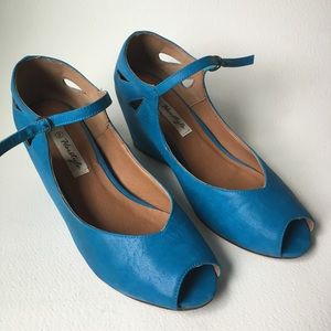 Blue open toe vintage wedges heels